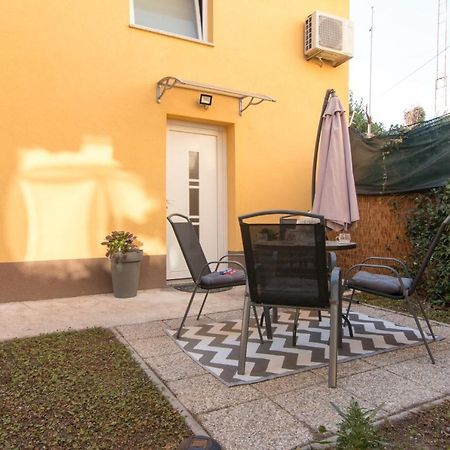 Moet With Garden Apartment Pula Exterior photo