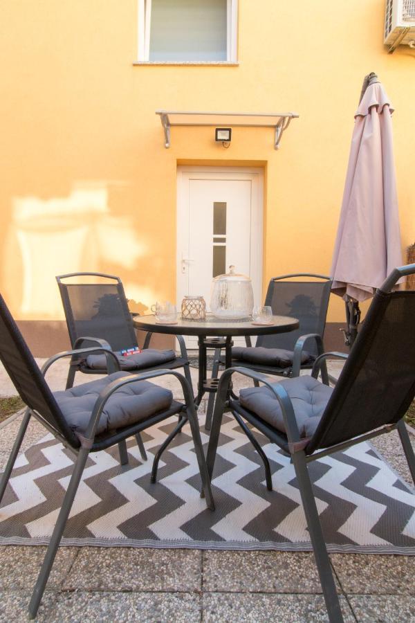 Moet With Garden Apartment Pula Exterior photo